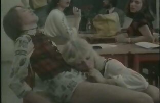 Jeunes et vieilles lesbiennes jouent film porno gra avec un pipi chaud